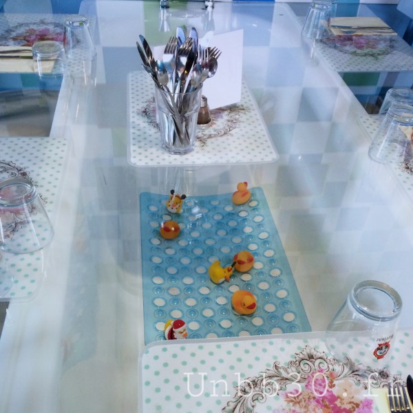 Mamie Bigoude La ROchelle salle de bain bleue table baignoire