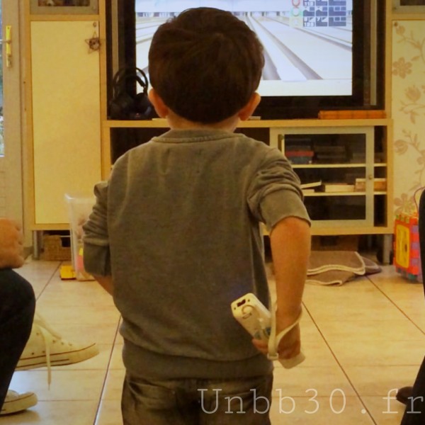 Mini BN joue au bowling sur la wii