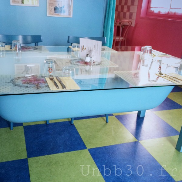 IMamie Bigoude La ROchelle salle de bain bleu table baignoire