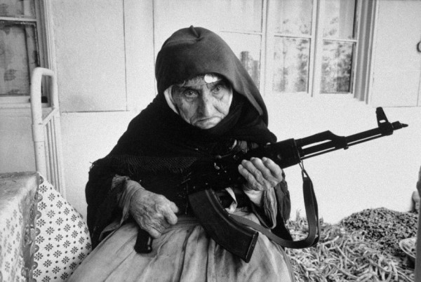 dame arménienne défendant sa maison