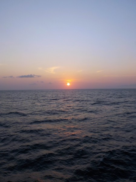Levé de soleil depuis le bateau